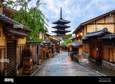 Yasaka Pagoda And Sannen Zaka Street Kyoto Japan Stock Photo Alamy