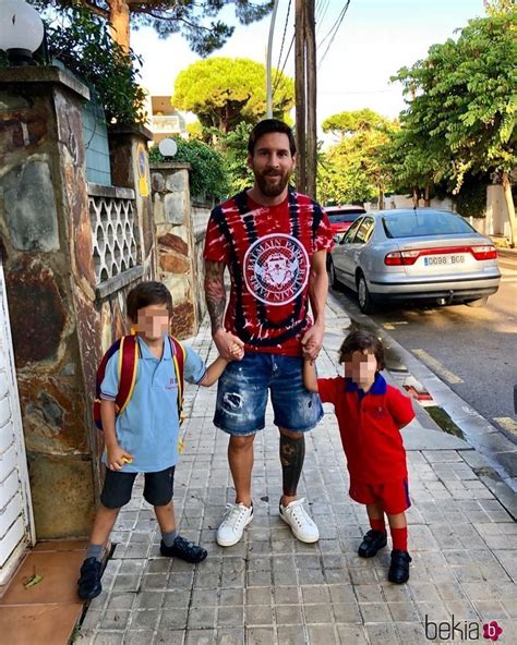 Leo Messi Llevando A Sus Hijos Thiago Y Mateo Al Colegio Foto En