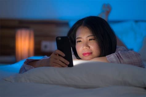 Bahaya Sering Main Ponsel Sebelum Tidur Yang Perlu Diwaspadai Alodokter