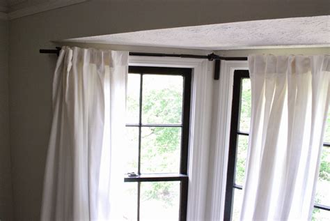 These curtain rods usually use mounting brackets similar to straight curtain rods, which means installation is easy. Between Blue and Yellow: Bay window curtain rod