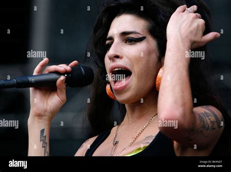 Amy Winehouse Performing In Concert Stock Photo Alamy