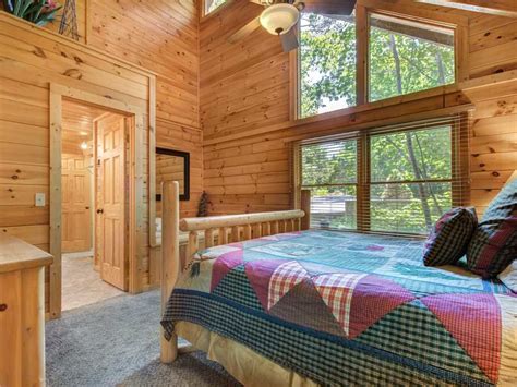 Get away to the mountains and enjoy a great pet friendly 2 bedroom 2 bath cabin with hot tub, internet access and only 22 miles to helen georgia. Bear Necessities Cabin in Gatlinburg w/ 1 BR (Sleeps8)
