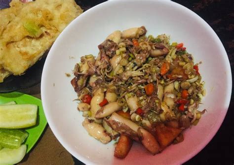 Banyak sekali jenis sambal yang ada di indonesia, seperti; Resep Cumi sambal matah oleh nisa andriani - Cookpad
