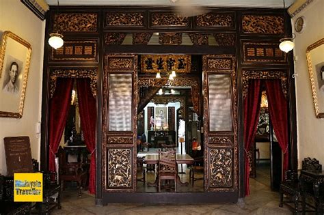 Peranakans are defined by the intermarriage of chinese and local malay also known as straits chinese although the term literally refers to the offspring anak of any mixed race couple. Baba Nyonya Heritage Museum - Opulent Townhouse in Melaka