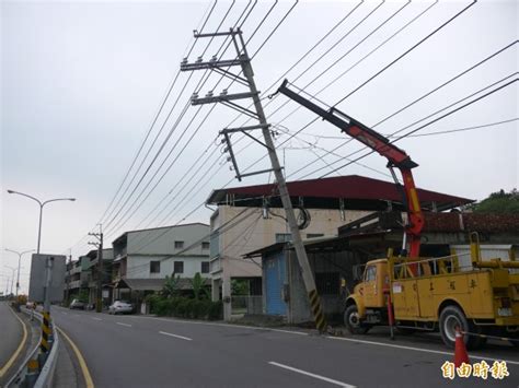 「車票建議」 所提供選擇之月份僅至二零二一年六月，同時所提供之車費比較結果乃根據現時車程票 提提您：二零二一/二二年度新票價現已公佈。 我們現正根據新票價更新「車票建議」系統。 以下結果乃根據現時車程票價計算，只供參考之用。 休旅車自撞電桿 桿斜人亡 - 社會 - 自由時報電子報