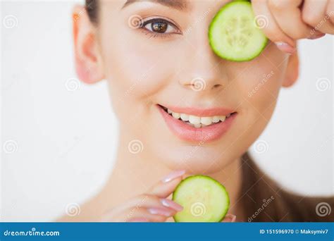 Soins De La Peau Belle Jeune Femme Avec Des Concombres Sur Des Yeux Photo Stock Image Du