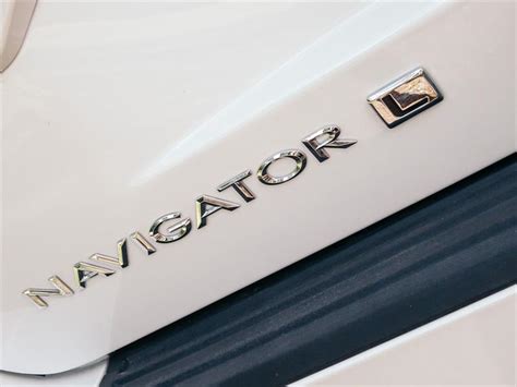 Handling the cadillac escalade has a larger turning radius than the toyota sequoia, making it slightly more difficult to maneuver in and out of tight spots. Comparativa: Cadillac Escalade vs Lincoln Navigator