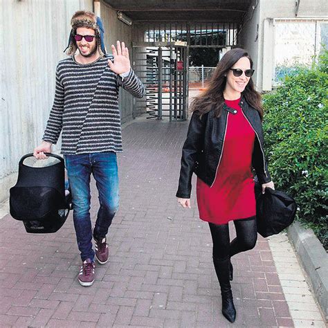 סלבריטאי ארצנו הובילו ומובילים גם היום את טרנד החתונות בבתים פרטיים למשל, כמו גיא זוארץ ויעל בר זוהר, שהתחתנו בווילה של חברים שגרים במושב, גם רמי קליינשטיין ואשתו השנייה אלכס, או יונית לוי ועידו רוזנבלום הצמד הטלוויזיוני הידוע שבחר לערוך אירוע אינטימי על גג דירתם התל אביבית. העלוקה: יונית לוי ועידו רוזנבלום כבר לא בורחים מהפפראצי