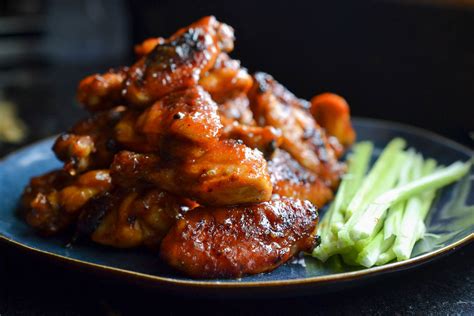 Enjoy a bottle of our hot wing sauce when you order delivery or pick it up yourself from the nearest buffalo wild wings to you. Greedy Girl : Spicy Buffalo Wings