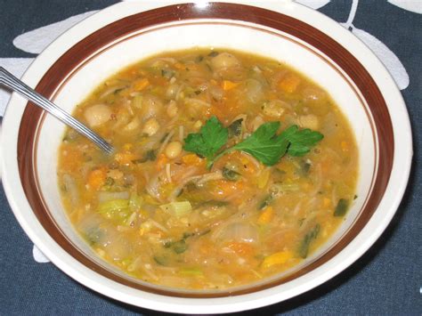 I really, really tried to get excited about recipe notes: Cooking without a Net: Italian Chickpea Soup: When a ...