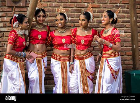Female Traditional Dancers In Colombo Sri Lanka Stock Photo Alamy