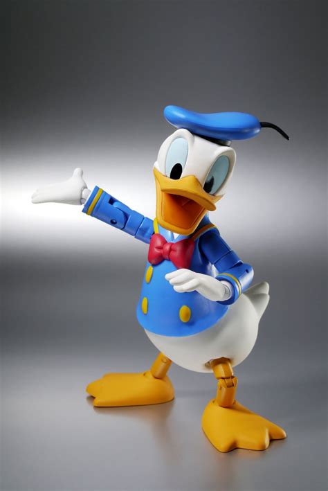 Donald Duck Hero Cross
