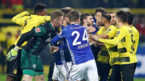 Vor beginn | dabei stellt das derby nicht nur die übrigen partien in der bundesliga in den schatten, auch die situation beider vereine rückt bei den beteiligten für einen tag in den hintergrund. Borussia Dortmund - Schalke: Wilde Massenrangelei nach dem ...