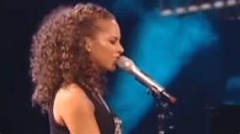 VIDEO Alicia Keys Usher Et Shakira En Live Pour Le NBA All Star Game Aux USA Premiere Fr