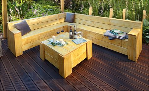 Bei der auswahl des zauns spielt ihr geschmack eine rolle, aber nicht vollkommen uneingeschränkt. Holztisch zur Gartenlounge selber bauen - Anleitung von ...