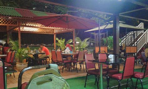 Di sini, pengunjung dibenarkan memilih bahagian ayam yang ingin dimakan. Thesis Hidup: Makan malam di Satay Station Shah Alam