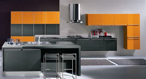 La combinación de blanco y negro son una de las más clásicas para la decoración de cocinas, pero no es la única. Cocina naranja y gris/ Cocinas, Oficinas y Locales Comerciales
