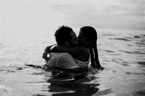 mann und frau küssen zusammen auf gewässer · kostenloses stock foto