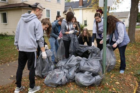 Student Volunteers Clean Up Campus Community The Winonan