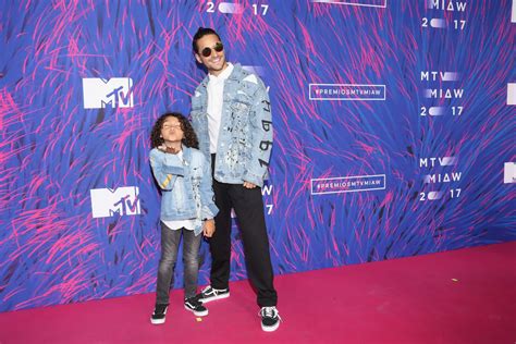 Mtv miaw 2017 (completo 1/3). Maluma y su sobrino arrasaron en la alfombra roja de los ...