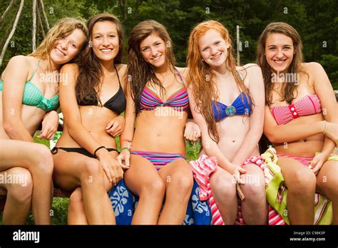 Fünf Mädchen Im Teenageralter Auf Picknick Tisch Bikinis Sitzen Stockfotografie Alamy