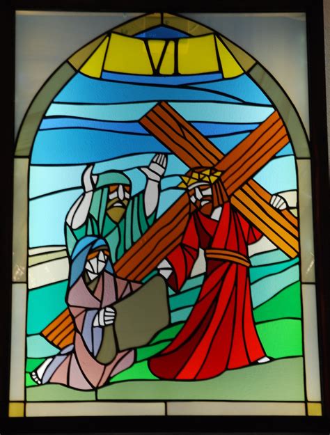 Stacja v szymon cyrenejczyk pomaga nieść krzyż jezusowi. Droga krzyżowa 2012 - Legionowska Pracownia Witraży 12u