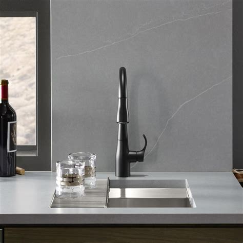 This slab features a light gray main color with white veining. Eternal Serena - Finition Quartz Silestone Polie - Plans ...