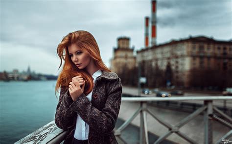 Bakgrundsbilder kvinnor utomhus rödhårig modell porträtt titta bort långt hår urban