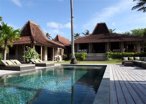 If living out your eat, pray, love fantasy isn't an option, however, redecorating your home in a balinese style is the next best thing. Tropical Javanese Joglo villa in Bali | Bali style home ...