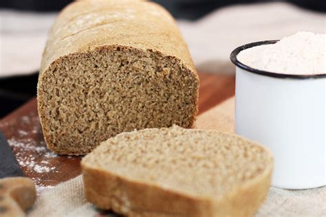 Le pain est un aliment de base dans de nombreuses cultures, avec ou sans levure, plat, rond, cuit au four ou à la poêle, il est présent partout dans le monde. Recette facile du pain complet maison : fibres et transit