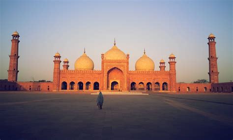 Badshahi Mosque in Lahore, Pakistan - was the biggest mosque in the world for over 300 years ...