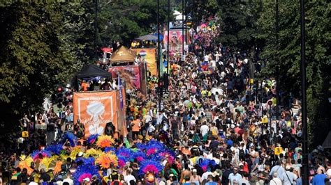 Notting Hill Carnival Crowds Brave Blazing Heat Bbc News