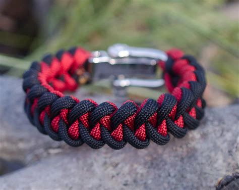 Paracord comes in a paracord comes in a variety of thicknesses and colors, providing an interesting visual statement while being remember to do this after every section is completed. Two color paracord bracelet 2 color paracord bracelet | Etsy