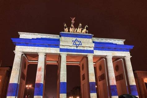 Бранденбургские ворота в Берлине подсветили в цвета флага Израиля МК