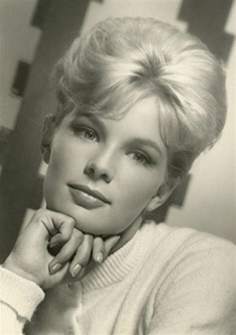 30 beautiful photos of american actress linda evans in the 1960s vintage news daily