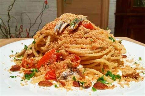 Spaghetti Alici Pomodoro E Mollica Sfizio In Tavola Con Un Primo Genuino