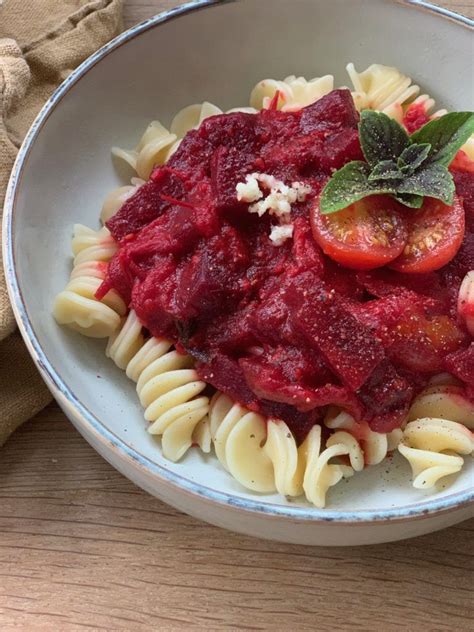 Rote Beete Tomaten Pasta Rezept den Sommer auf den Teller zu bringen