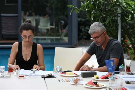 Durul bazan dizileri döneminin popular dizileri arasında girmeyi başarmıştır. Seni Çok Bekledim oyuncuları okuma provalarında bir araya ...