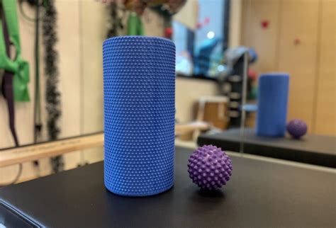 How To Use A Foam Roller And Spikey Ball Prohealth Sports And Spinal Physiotherapy Centres