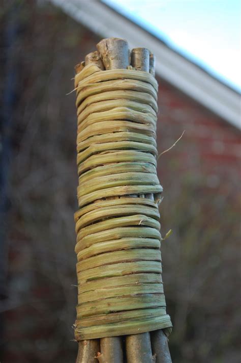 This handicraft basket is an ideal dustbin basket with a lid. Whipping with bramble cane on willow | Bramble cane is ...