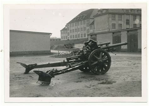 Foto Leichte Feldhaubitze In Einer Kaserne Der Wehrmacht Artillerie