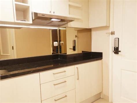 Apartmene yang dibangun di atas lahan seluas 7000 m2 ini memiliki 351 unit dengan 3 tipe unit yakni tipe studio, tipe 1 kamar tidur, dan tipe dua kamar tidur. Sewa Apartemen Semarang Harian Bulanan Tahunan Murah