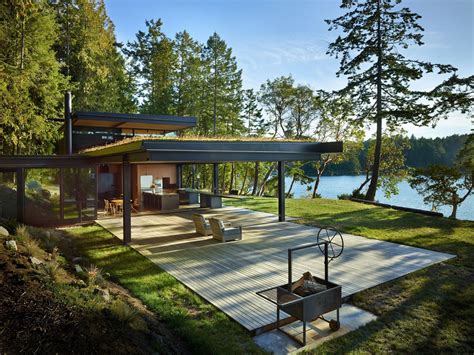 The 4 accommodations at cabins on the point estate have access to a shell beach, free kayaks for guest enjoyment of the united states. San-Juan-Islands-Waterfront-House_1