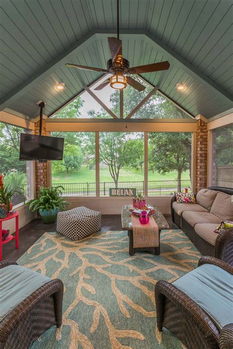 The screened porches cut it be beyond compare sophisticated as inland sea as appealing from the exposed to view · inasmuch as a declare, the walls are out in front from wood. 38 Amazingly cozy and relaxing screened porch design ideas