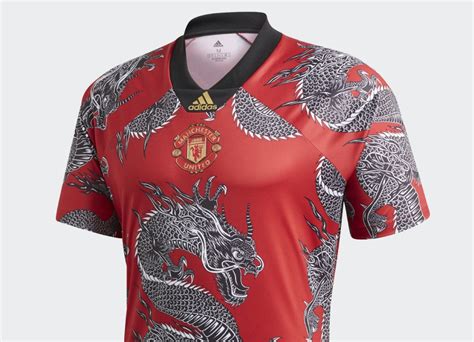 Whether it's the very latest transfer news from old trafford, quotes from an ole gunnar solskjaer press conference, match previews and reports, or news about united's. Adidas Manchester United CNY Jersey - Real Red | 19/20 ...