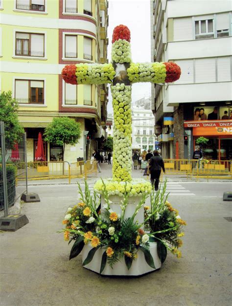 Surgió a la veneración de los pobladores, cuando ellos. MAYO CARGA CON LA CRUZ • LA TRADICIÓN DE ARREGLOS FLORALES ...
