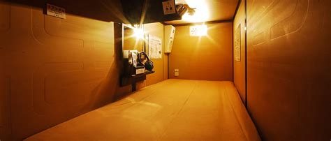 Capsule hotels (カプセルホテル) are one of japan's best known and unique types of lodging.they are usually found around major train stations in large cities and target individuals looking for a low budget, single night's stay.capsule hotels provide their guests with private, enclosed beds and basic amenities for less money than regular or business hotels. What's it like inside Tokyo's capsule hotels? | Adventure.com