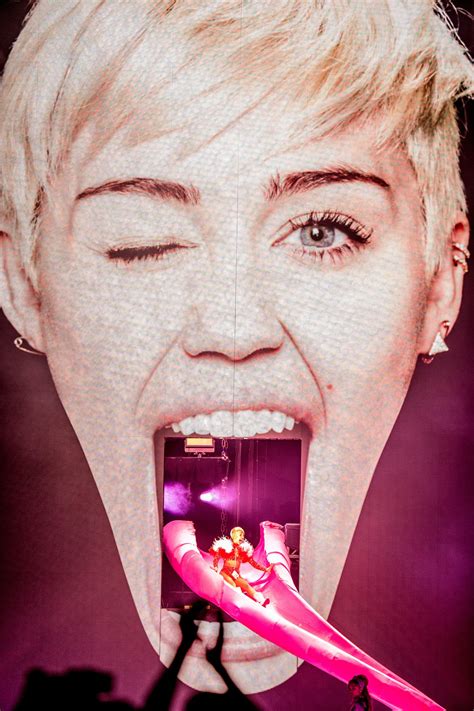 11 reasons miley cyrus tongue had the worst year in 2014