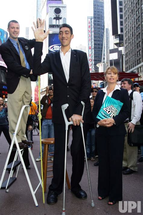 Photo Sultan Kosen Enters Guiness Book Of World Records As World S Tallest Man In New York