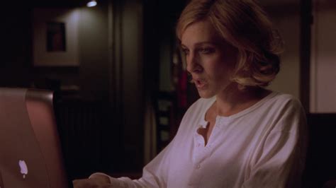 apple powerbook laptop used by carrie bradshaw sarah jessica parker in sex and the city s05e04
